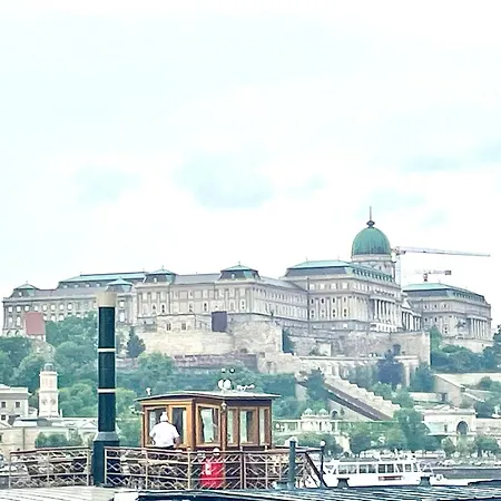 Pearl At St Stephen' S Basilica Budapešť